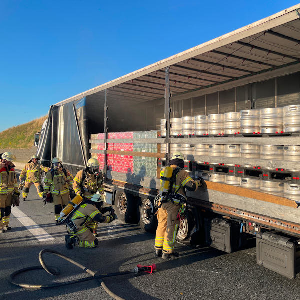 Einsatzkräfte an einem LKW auf der A9