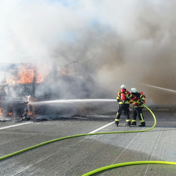 Löscharbeiten beim LKW-Brand auf der A9